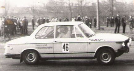 Horst Rausch na samochodzie BMW 2002 Ti.