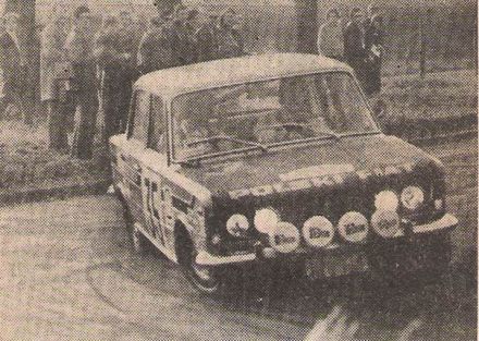 Robert Mucha i Ryszard Żyszkowski na samochodzie Polski Fiat 125p.