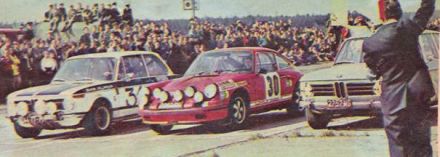 Ruszają faworyci (od lewej): Adam Smorawiński – BMW 2002 Ti Alpina, Sobiesław Zasada – Porsche 911S i Ksawery Frank – BMW 2002 Ti.