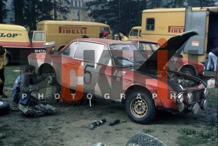 Lancia Fulvia HF Simo Lampinena w czasie serwisu.