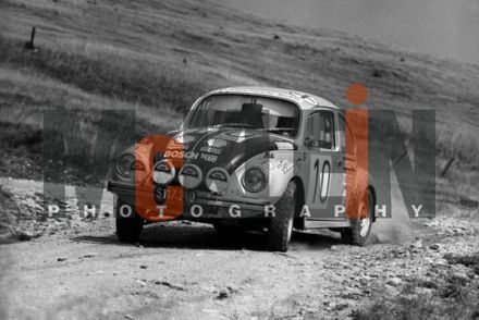 Günther Janger i Harald Gottlieb na samochodzie VW 1302S.