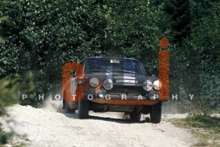 Hakan Lindberg i Helmut Eisendle na samochodzie Fiat 124 Sport Spyder.