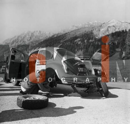 Georg Fischer i Wolfgang Tanzl na samochodzie VW 1302 S.