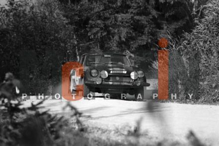 Rafaelle Pinto i Luigi Macaluso na samochodzie Fiat 124 Sport Spider.