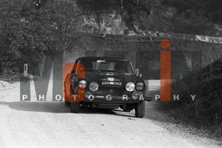 Donatella Tominz i Mamolo na samochodzie Fiat 124 Sport Spider.