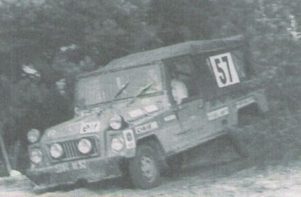 Jean Luc Therier na samochodzie Renault Rodeo.