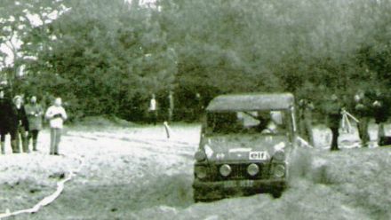Jean Luc Therier na samochodzie Renault Rodeo.