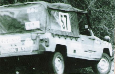 Jean Luc Therier na samochodzie Renault Rodeo.