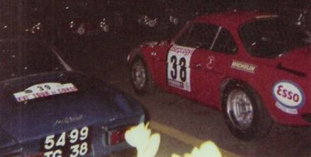 Julien i Celestin na samochodzie Alpine Renault A 110.