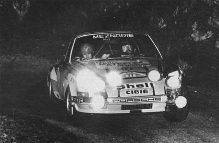 Gerard Larrousse na samochodzie Porsche 911 S.