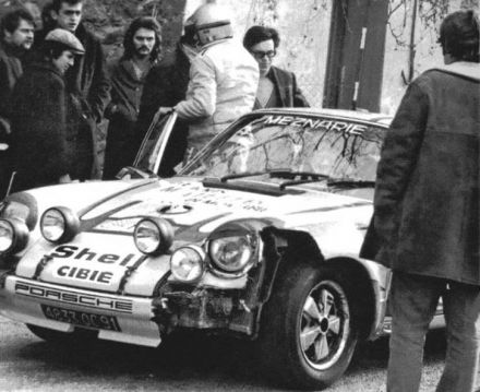 Gerard Larrousse na samochodzie Porsche 911 S.