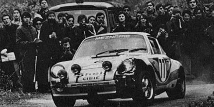 Gerard Larrousse na samochodzie Porsche 911 S.