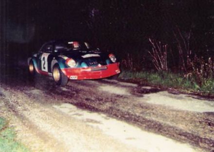 Bernard Darniche na samochodzie Alpine Renault A 110.