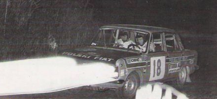 Robert Mucha i Ryszard Żyszkowski na samochodzie Polski Fiat 125p.