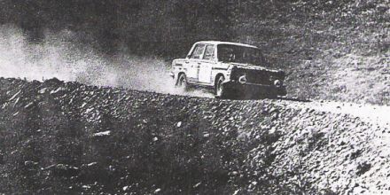 Andrzej Jaroszewicz i Andrzej Szulc na samochodzie Polski Fiat 125p.