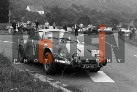 Bernard Darniche i Alain Mahe na samochodzie Alpine Renault A 110.