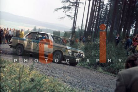 Reinchard Hainbach i Wulf Biebinger na samochodzie BMW 2002 Tii.