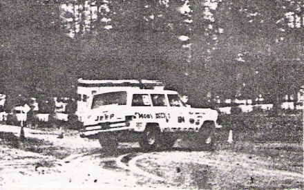 Gene Henderson i Ken Pogue na samochodzie Jeep Wagoneer.    (World of Rallying 7 / 1984)