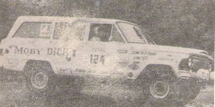 Gene Henderson i Ken Pogue na samochodzie Jeep Wagoneer.