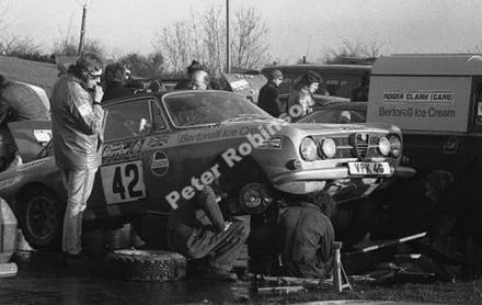 Andy Dawson i Peter Valentine na samochodzie Alfa Romeo 2000 GTV.