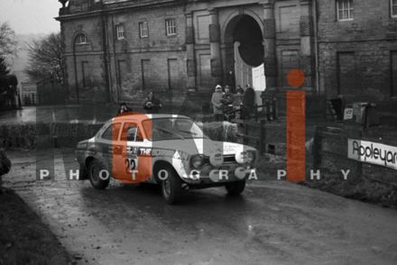Andrew Cowan i Brian Coyle na samochodzie Ford Escort RS 1600.