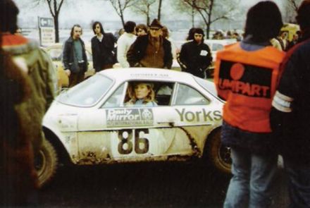 Damska załoga na samochodzie Alpine Renault A110.