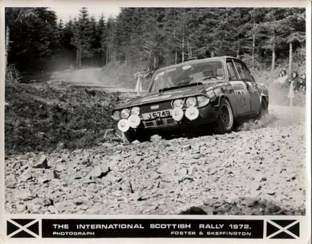 B.Englefild i P.Barker na samochodzie Triumph.