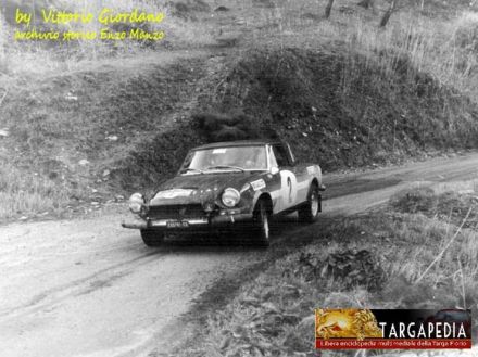 Rafaele Pinto i Luigi Macaluso na samochodzie Fiat 124 Sport Spyder.