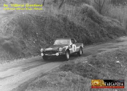 Alcide Paganelli i Ninni Russo na samochodzie Fiat 124 Sport Spider.