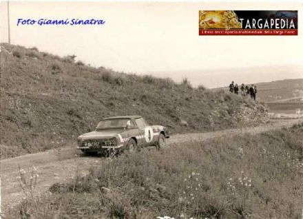 Alcide Paganelli i Ninni Russo na samochodzie Fiat 124 Sport Spider.