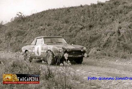 Alcide Paganelli i Ninni Russo na samochodzie Fiat 124 Sport Spider.