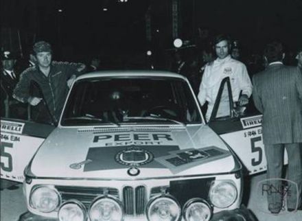 Achim Warmbold na samochodzie BMW 2002.