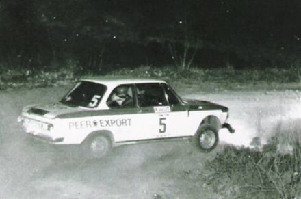 Achim Warmbold na samochodzie BMW 2002.