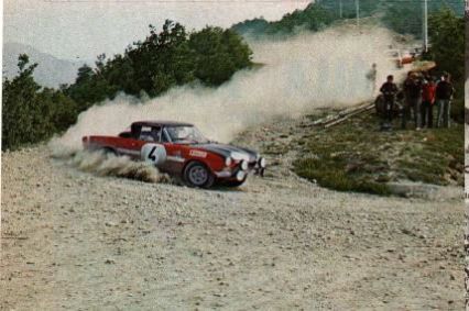 Alcide Paganelli i NinniRusso na samochodzie Fiat 124 Sport Spider.