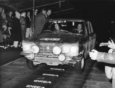 Carello i Baron na samochodzie Fiat 125 Special.