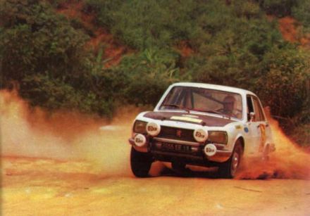 Tony Fall i Gerard Flocon na samochodzie Peugeot 504 gr.2.  