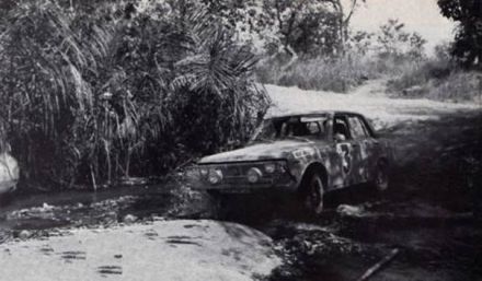 Gerrard Larousse i Sage na samochodzie Datsun 1600 SSS gr.2.