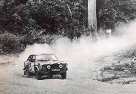 Saad i Vincens na samochodzie Fiat 128 Coupe.