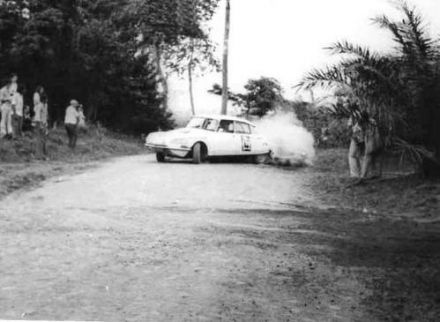 Bochnicek i Kaja na samochodzie Citroen DS 23 gr.1.