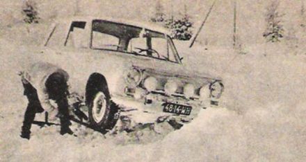 Aby wydobyć redakcyjnego Fiata po wypadnięciu z trasy trzeba się było dobrze napracować łopatą.