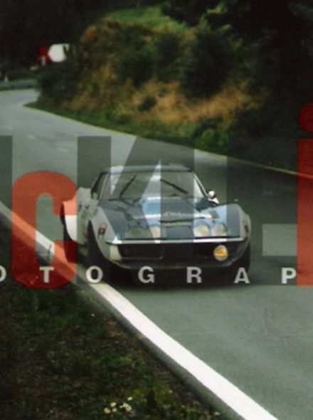 Marie Claude Beaumont" i Christine Giganot na samochodzie Chevrolet Corvette.