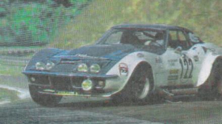 “Marie Claude Beaumont" i Christine Giganot na samochodzie Chevrolet Corvette.  