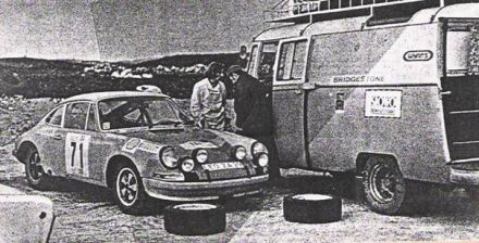 Sobiesław Zasada i Ryszard Żyszkowski na samochodzie Porsche 911S.