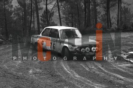 Achim Warmbold i John Davenport na samochodzie BMW 2002 Tii.