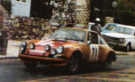 Sobiesław Zasada i Ryszard Żyszkowski na samochodzie Porsche 911S.
