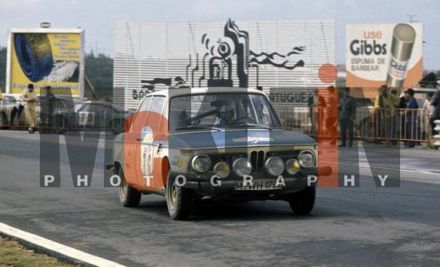 Achim Warmbold i John Davenport na samochodzie BMW 2002 Tii.
