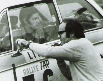 Achim Warmbold na samochodzie BMW 2002 Ti.