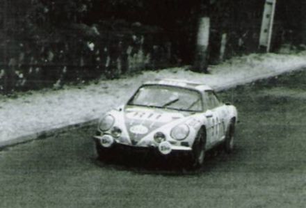 Marianne Hoepfner na samochodzie Alpine Renault A110.