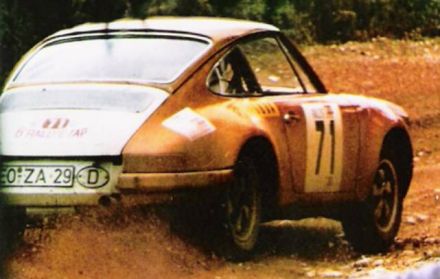 Sobiesław Zasada i Ryszard Żyszkowski na samochodzie Porsche 911S.