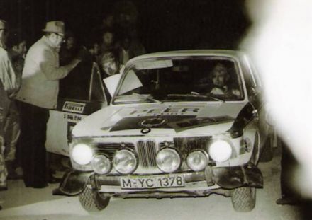 Achim Warmbold na samochodzie BMW 2002.